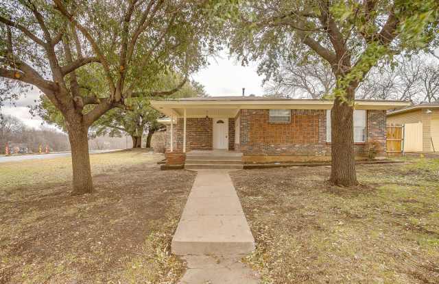 Spacious Updated 3 Bedroom, 2 Bath in heart of South Hills- 76133 - 4605 Trail Lake Drive, Fort Worth, TX 76133