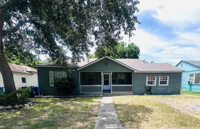 Spacious 3 Bedroom Home with Large Yard – Appliances Included! photos photos Spacious 3 Bedroom Home with Large Yard – Appliances Included! photos photos