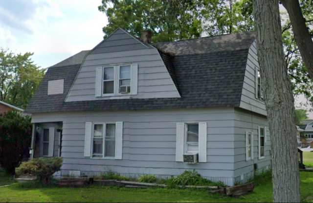 Refreshed 3BR Upstairs Unit | Pets OK | $150 Move-In Gift | Section 8 Welcome – 1747 Durand St, Unit B | Avail by 9/1 photos photos