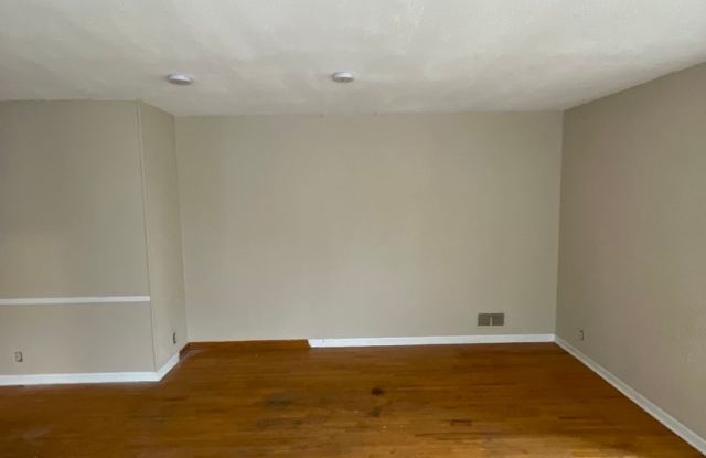 1217/1219 Oxford Drive Gallery 4