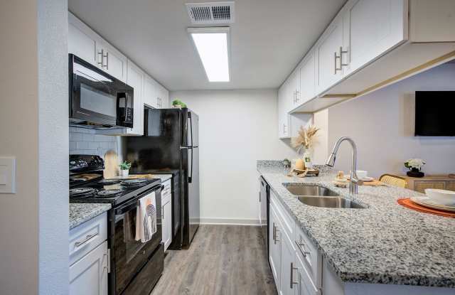 L'Estancia Apartment Homes Gallery 3
