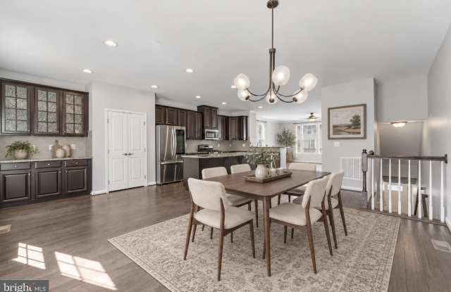 7011 DARBEY KNOLL Drive Gallery 2