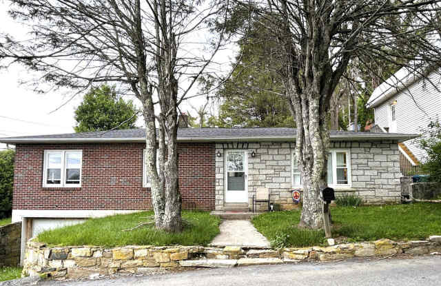 Charming Ranch Right Off W King Street! photos photos