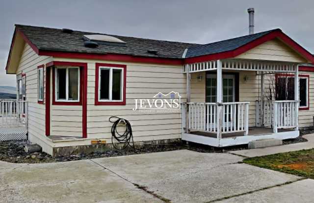 Comfortable Selah Residence with Open Living Space and Easy Commuter Access - 551 Point Drive, Yakima County, WA 98942