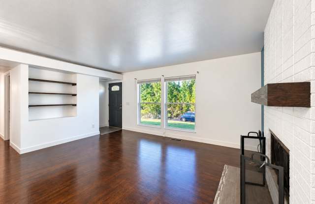 Spacious 3-Bedroom Home with Bonus Room, Fireplace & Expansive Patio Gallery 4
