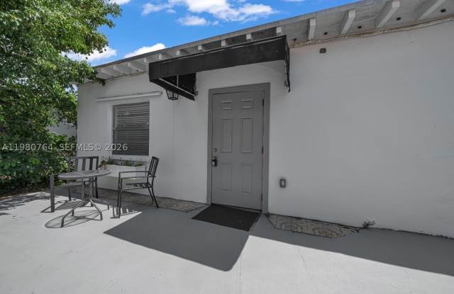 1044 SW 13th Ct Gallery 4