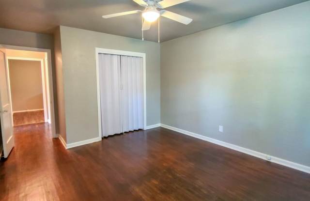 2 Bedroom 1 bath Duplex - 1028 West Wood Street, Shawnee, OK 74801