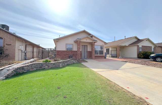 East El Paso 3 bed Refrig A/C across from Park! photos photos