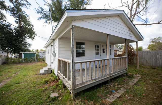 708 1/2 Live Oak St photos photos