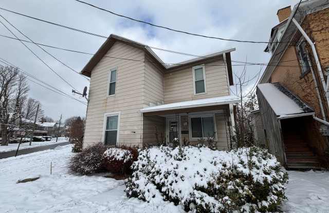 Beautiful 3 Bedroom Home with Large Back Yard and Deck! photos photos