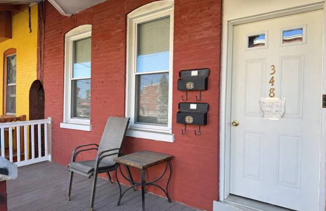 Spacious 2 bedroom 1.5 bathroom Victorian Style Apartment in Lancaster City with Bonus Room! Gallery 3