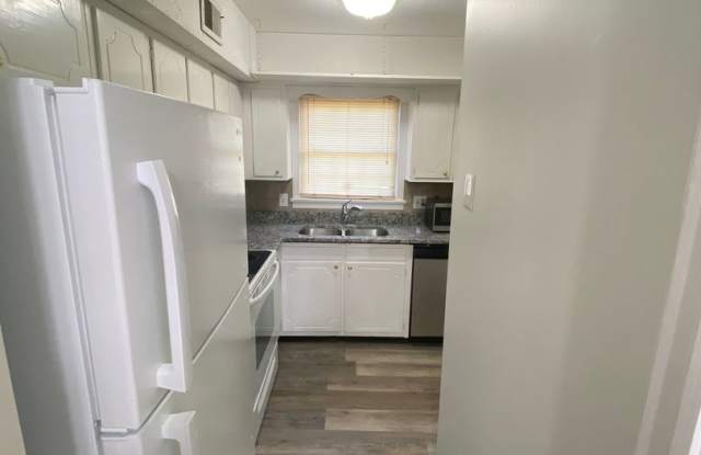 The Cloister Condominiums - 2 bedroom, 1 bath ***RENT SPECIAL*** Gallery 2