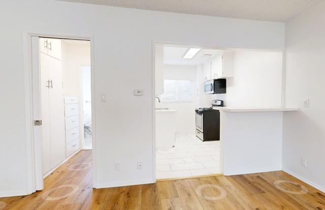351 S. Manhattan Pl. Gallery 4
