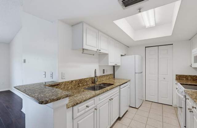 400 CRESTWOOD Court N Gallery 3