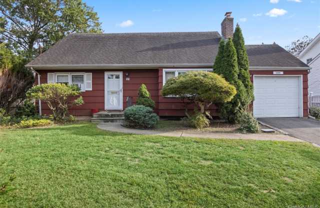 11 Glenwood Road - 11 Glenwood Road, Glenwood Landing, NY 11545