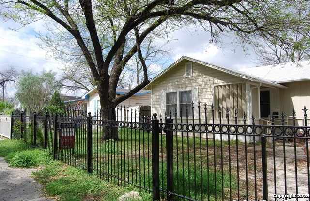 1823 CLOWER photos photos