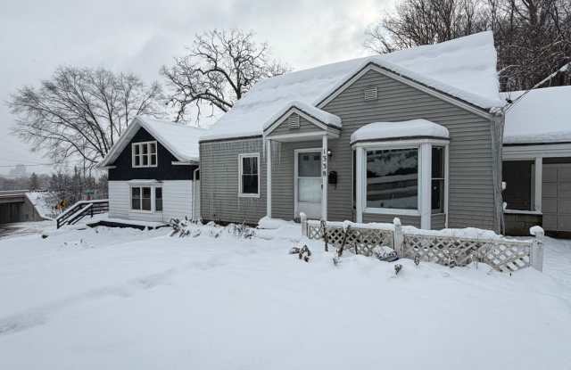 Updated 3 Bedroom Home on The West Side of Grand Rapids - 1338 Bridge Street Northwest, Grand Rapids, MI 49504