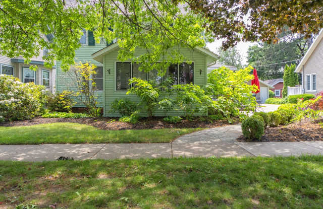 Charming Fully Furnished Three Bed, Two Bath House - South Haven photos photos