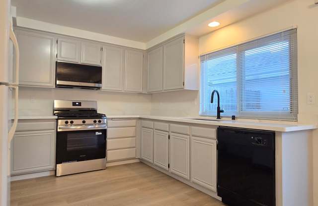 Spacious 2-Story Townhome, A/C, Pool, Renovated Inside, Wood Flooring, Beautiful Complex, Private Patio! Gallery 4