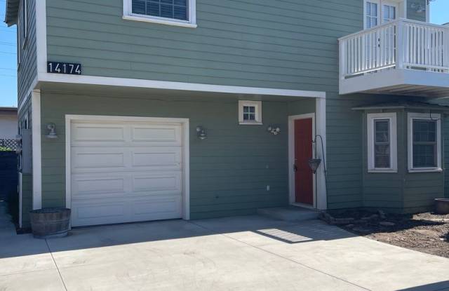 Beautiful  2 br/2Bth Back-end home with large backyard Gallery 1