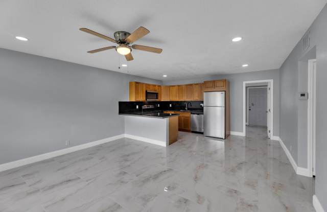 802 SW 10TH Court Gallery 3