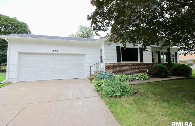 1835 18TH Street - 1835 18th Street, Bettendorf, IA 52722