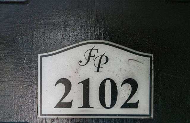 2102 Par Three Way Gallery 3