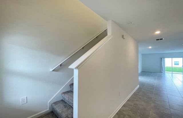 Large 6 bedrooms single family home in Davenport close to Posner shopping Village Gallery 3