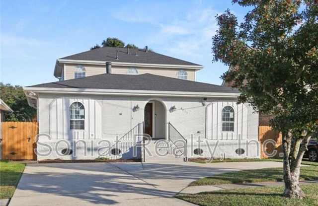 4421 Lakewood Dr photos photos