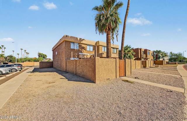 Updated 2 Bed Townhome in Phoenix Gallery 3