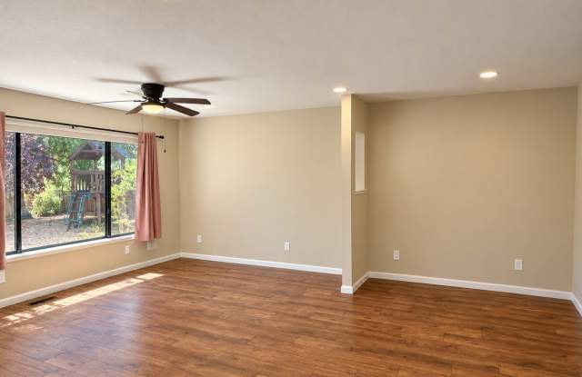 Beautifully Updated 4-Bedroom Home on Nearly Half an Acre Gallery 4