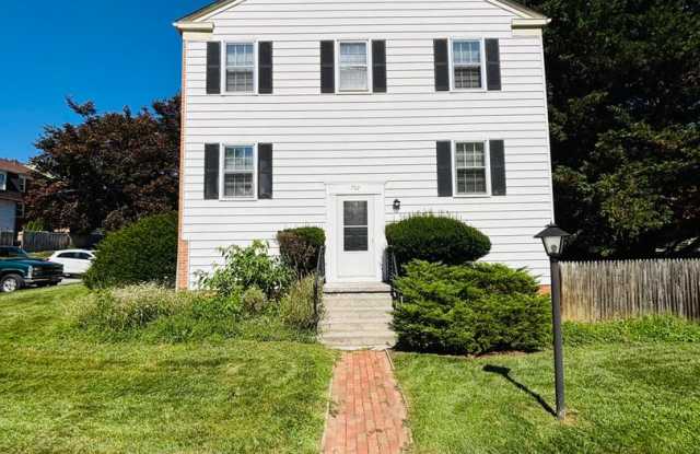 4 Bedroom 2 Bath Townhouse Gallery 1