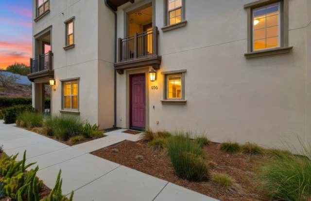 Beautiful 2 Bedroom Townhome - Available Now! Gallery 1