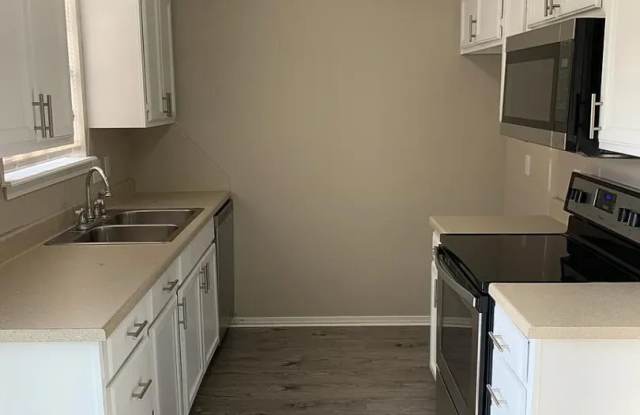 Cozy 2 Bedroom Duplex in the Heart of Broken Arrow Gallery 3