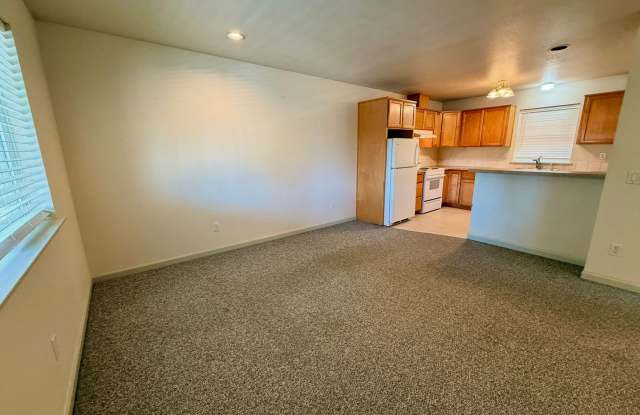 Popular Grey Hawk Condo Near C.O.C.C. 1519 NW Juniper #4 Gallery 4