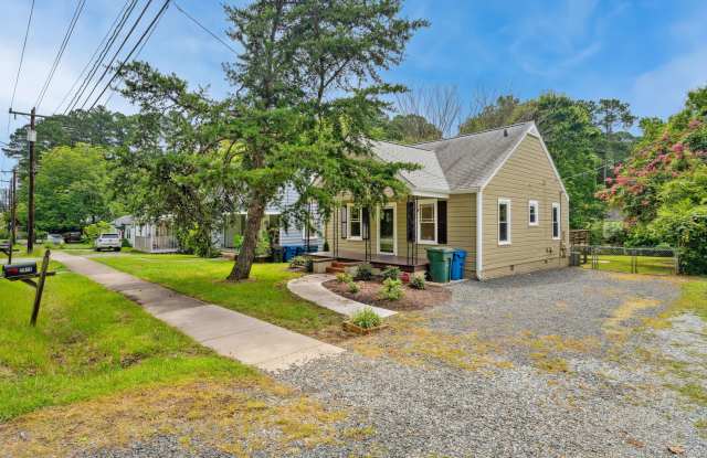 Charming 2 Bedroom 1 Bath Home With Home Office and Massive Fenced in Yard!! photos photos