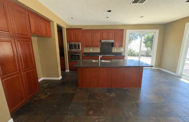 3,800 sq foot Home in Diablo Grande with Private Pool & Spa Gallery 4