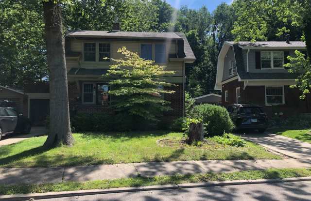Beautiful 3 BR 1.5 bathroom house in historic area of Normal - 20 Broadway Place, Normal, IL 61761
