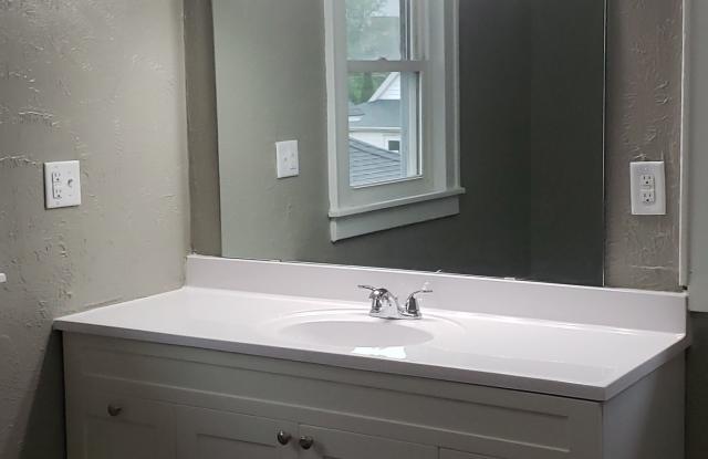 Spacious 5-Bedroom Home Near Downtown Kokomo Gallery 1