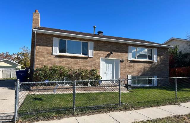 4 Bedroom 2 Bathroom Home in Magna photos photos