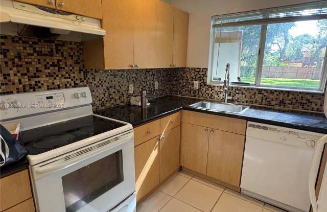 2522 NE 184th Terrace ., North Miami Beach, FL 33160 photos photos