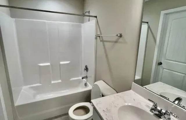 Room in 4 Bedroom Home at Slippery Elm Dr Gallery 3