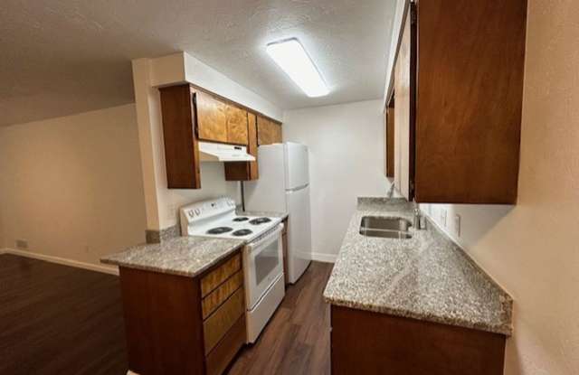 Remodeled Unit Of A Duplex with Central AC  Fenced Back Yard / Will Consider A Small Pet Gallery 4