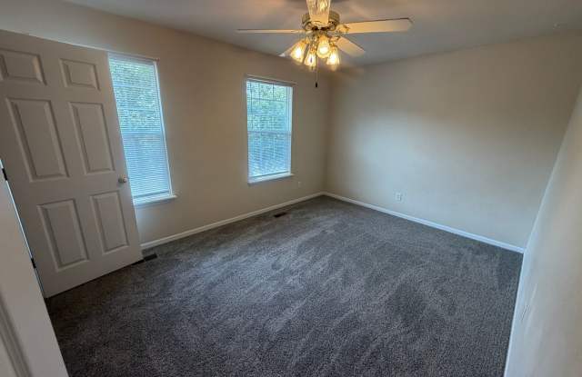 Spacious 4BR/2BA Duplex with 1 Car Garage 65201! Gallery 3