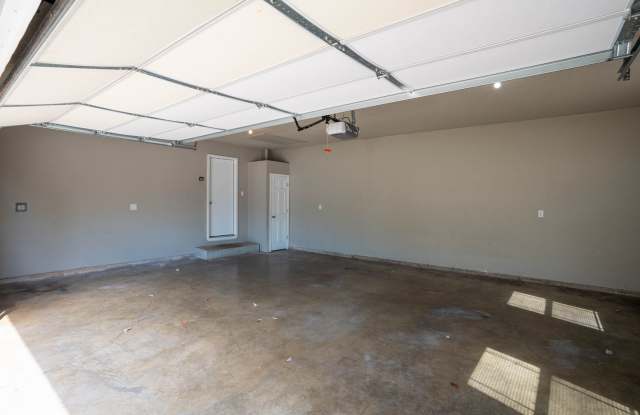 3 Bedroom Home in East Springfield!! Dont miss this! Gallery 4