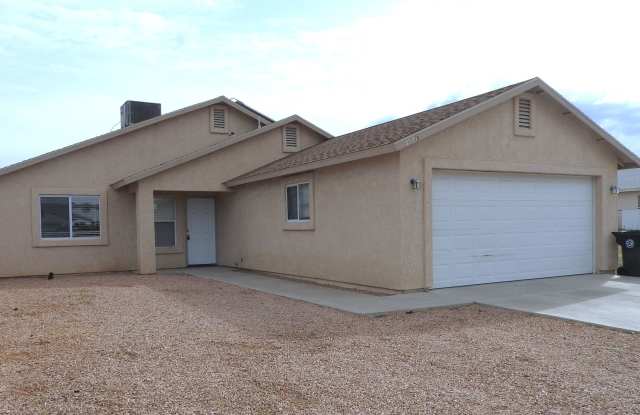 Beautiful Solar-Powered 3-Bedroom Home in the Heart of Kingman photos photos