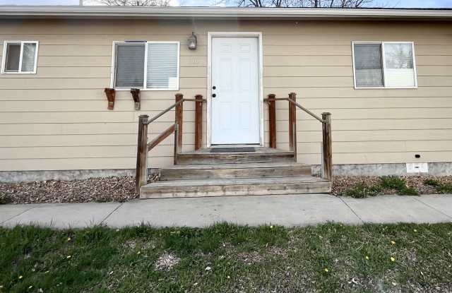 Pet-friendly 3bd 1bth duplex with storage shed, yard and off-street parking photos photos