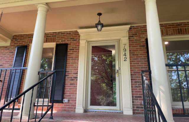 Four Bedroom Brick Home in Denver with finished basement and Seasonal Lake Views! Gallery 3
