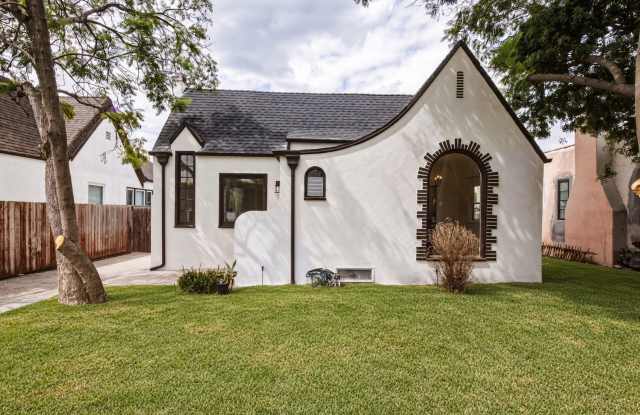 Updated 2 bed/2bath single family home in West Hollywood - HUGE PRIVATE BACKYARD Gallery 1