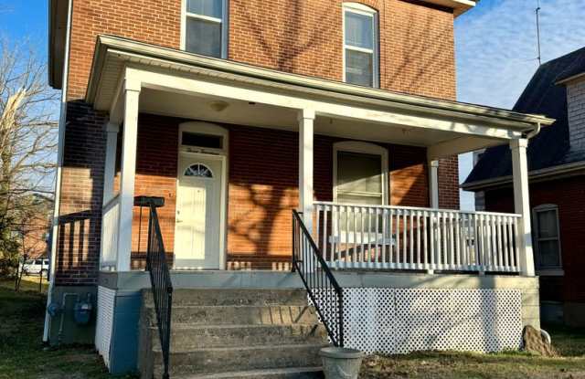 4 Bedroom / 2 Bath House - Near SEMO's Campus - INTERNET INCLUDED photos photos